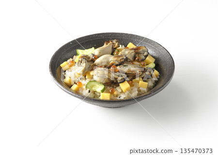 白色背景上的牡蠣散壽司照片 135470373