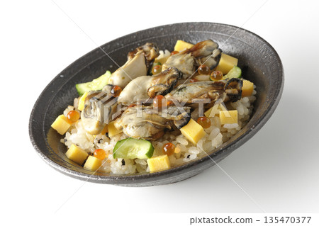 白色背景上的牡蠣散壽司照片 135470377