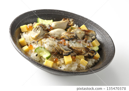 白色背景上的牡蠣散壽司照片 135470378