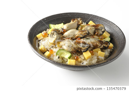 白色背景上的牡蠣散壽司照片 135470379