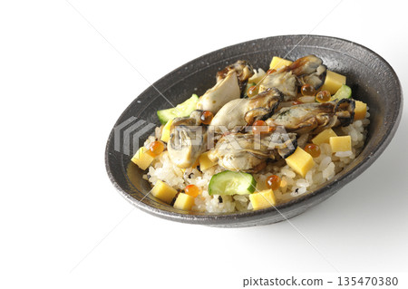 白色背景上的牡蠣散壽司照片 135470380