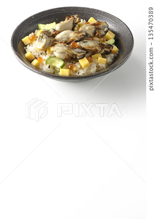 白色背景上的牡蠣散壽司照片 135470389