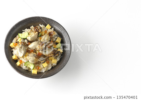 白色背景上的牡蠣散壽司照片 白色背景上的牡蠣散壽司照片 135470401