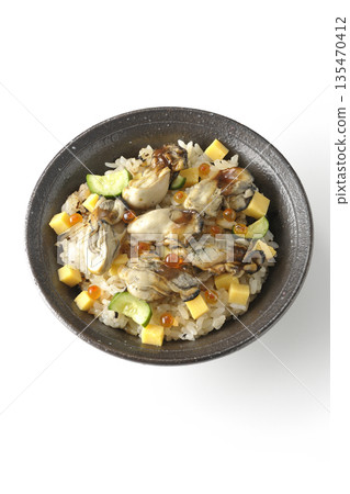 白色背景上的牡蠣散壽司照片 135470412