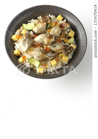 白色背景上的牡蠣散壽司照片 135470414