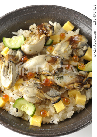 白色背景上的牡蠣散壽司照片 135470415