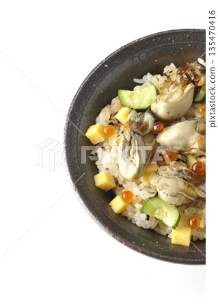 白色背景上的牡蠣散壽司照片 135470416