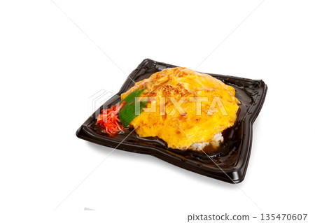 外帶便當（天津飯，配大量中式醬料）[白色背景，摳圖] 135470607