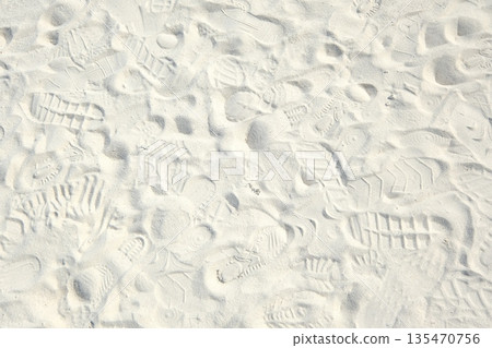 偏遠島嶼海灘上的腳印 135470756