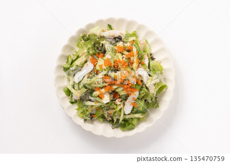 日式沙拉(鮪魚、魚板、飛魚籽、生菜、小黃瓜) 日式沙拉(鮪魚、魚板、飛魚籽、生菜、小黃瓜) 135470759