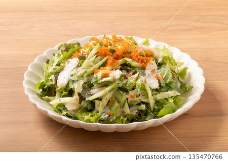 日式沙拉(鮪魚、魚板、飛魚籽、生菜、小黃瓜) 日式沙拉(鮪魚、魚板、飛魚籽、生菜、小黃瓜) 135470766