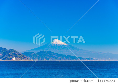 (靜岡縣)晴朗的一天,清水港,過往船隻,富士山。 (靜岡縣)晴朗的一天,清水港,過往船隻,富士山。 135470823
