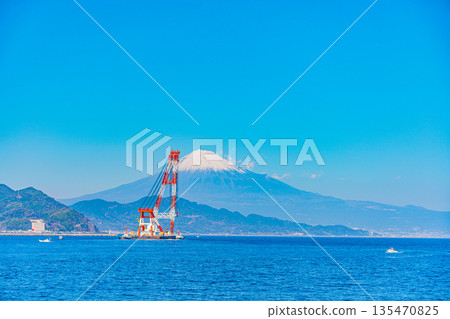 (Shizuoka Prefecture) Shimizu Port on a clear day, ships passing by and Mount Fuji 135470825