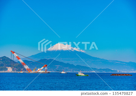 (Shizuoka Prefecture) Shimizu Port on a clear day, ships passing by and Mount Fuji (Shizuoka Prefecture) Shimizu Port on a clear day, ships passing by and Mount Fuji 135470827