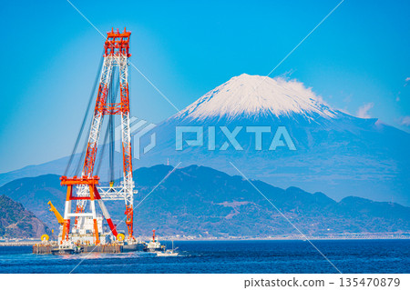 (Shizuoka Prefecture) Shimizu Port under clear skies, crane work boat and Mount Fuji (Shizuoka Prefecture) Shimizu Port under clear skies, crane work boat and Mount Fuji 135470879
