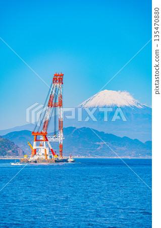 (Shizuoka Prefecture) Shimizu Port under clear skies, crane work boat and Mount Fuji (Shizuoka Prefecture) Shimizu Port under clear skies, crane work boat and Mount Fuji 135470880