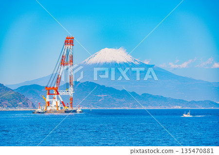 (Shizuoka Prefecture) Shimizu Port under clear skies, crane work boat and Mount Fuji (Shizuoka Prefecture) Shimizu Port under clear skies, crane work boat and Mount Fuji 135470881