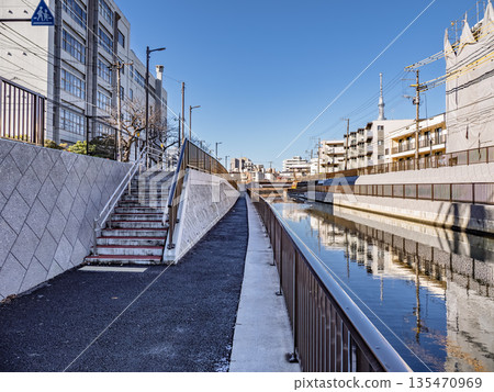 維護良好的北重堅川河濱步道和河面（東京都江東區和隅田區） 135470969