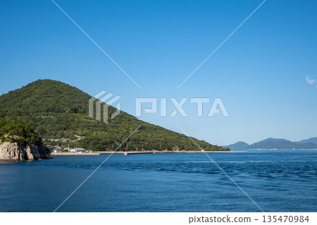 從渡輪上看到的香川縣小木島 從渡輪上看到的香川縣小木島 135470984