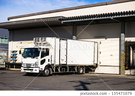 High-floor warehouse truck berth 135471079