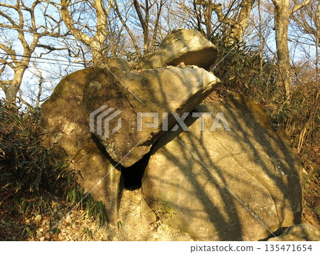 蟾蜍石位於筑波山女體山和禦幸原山之間。 135471654