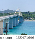 在藍色海的橋樑 135471696