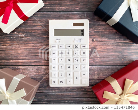 木桌上的禮物和計算機 135471846