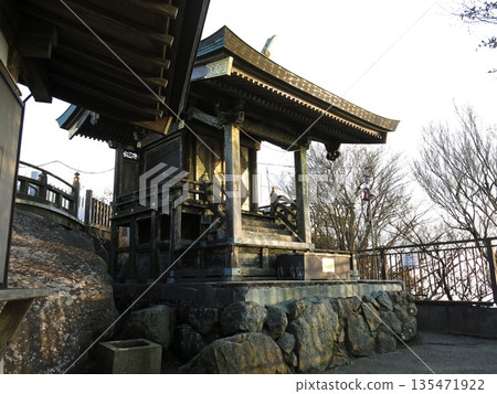 筑波山神社的主殿(女泰山主殿)位於筑波山頂。 筑波山神社的主殿(女泰山主殿)位於筑波山頂。 135471922
