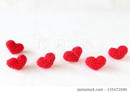 一排紅色愛心鉤針娃娃 135472090