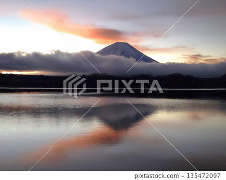清晨的富士山與倒富士(障子湖) 清晨的富士山與倒富士(障子湖) 135472097