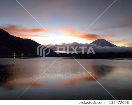 Mount Fuji and upside-down Fuji (Lake Shoji) in the early morning Mount Fuji and upside-down Fuji (Lake Shoji) in the early morning 135472098