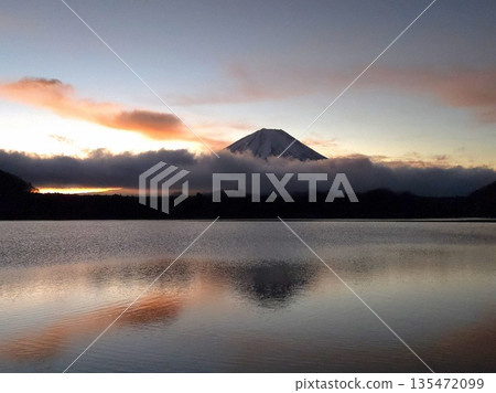 Mount Fuji and upside-down Fuji (Lake Shoji) in the early morning Mount Fuji and upside-down Fuji (Lake Shoji) in the early morning 135472099