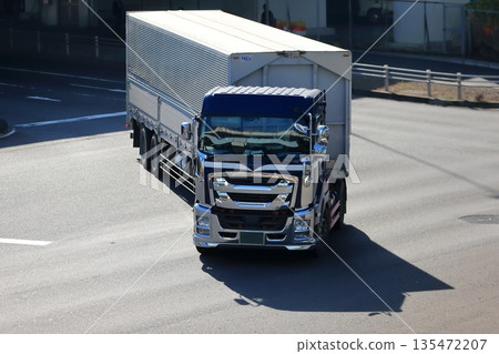 拖車在十字路口右轉的圖片 拖車在十字路口右轉的圖片 135472207