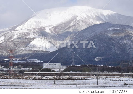 白雪皚皚的景色:東海道新幹線飛馳在伊吹山的山麓。 白雪皚皚的景色:東海道新幹線飛馳在伊吹山的山麓。 135472271