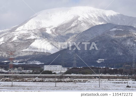 白雪皚皚的景色:東海道新幹線飛馳在伊吹山的山麓。 白雪皚皚的景色:東海道新幹線飛馳在伊吹山的山麓。 135472272