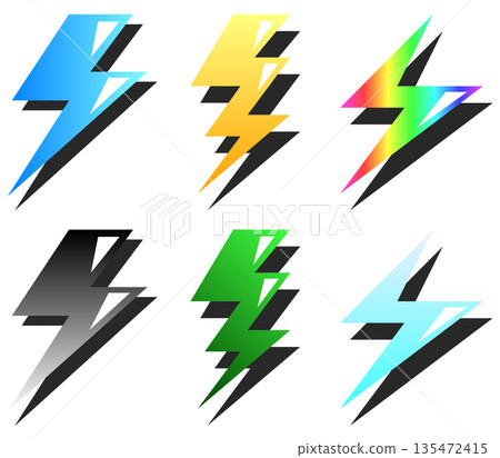 雷電釋放高壓電並伴隨閃光的示意圖 135472415