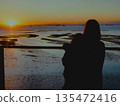 看著日落的父母 135472416