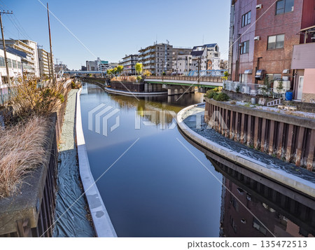 The dividing point of an urban river: Kitajikken River and Yokojikken River, which split into a T-junction The dividing point of an urban river: Kitajikken River and Yokojikken River, which split into a T-junction 135472513