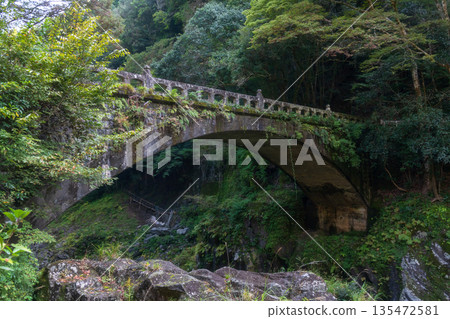 Shinbashi stone bridge over Takachiho gorge, Miyazaki Shinbashi stone bridge over Takachiho gorge, Miyazaki 135472581