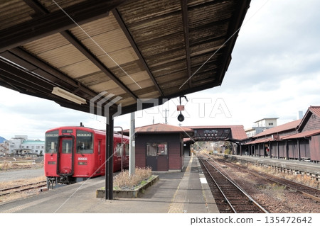 一列久大本線列車停靠在JR文森站的月台上。 一列久大本線列車停靠在JR文森站的月台上。 135472642