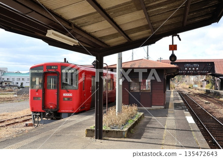 一列久大本線列車停靠在JR文森站的月台上。 一列久大本線列車停靠在JR文森站的月台上。 135472643