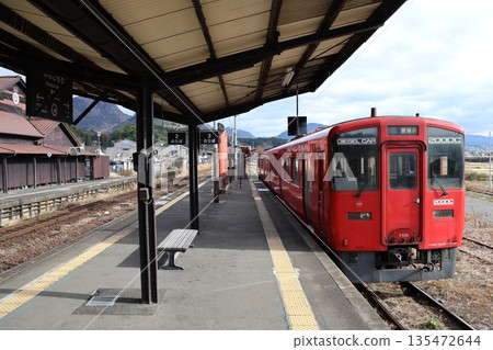 一列久大本線列車停靠在JR文森站的月台上。 135472644