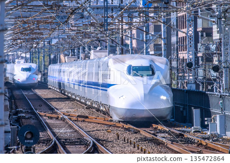 日本橫濱城市景觀：入境旅遊持續進行…新幹線（右側，N700A，前車廂）駛近新橫濱站 135472864