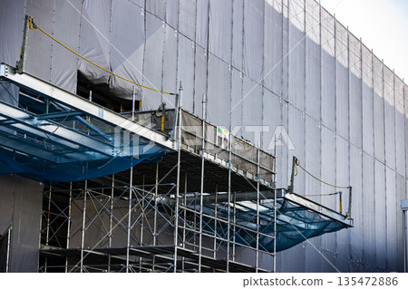 Construction site scaffolding fall prevention measures 135472886
