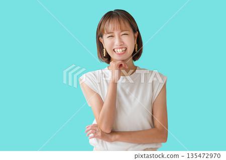 一個女人帶著微笑 一個女人帶著微笑 135472970
