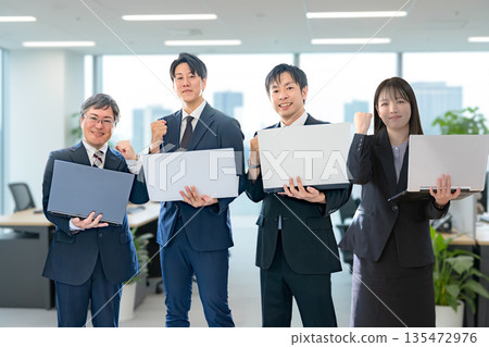 一支令人耳目一新的商業團隊 一支令人耳目一新的商業團隊 135472976