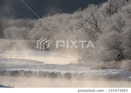 從音羽橋看到的由希佐川的隆冬暴風雨 從音羽橋看到的由希佐川的隆冬暴風雨 135473065