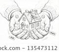 雙手小心翼翼地捧著抵押貸款和房子（鉛筆畫） 135473112