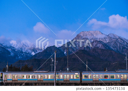 停靠細野站和有明山的列車【北安地區松川村】 135473138