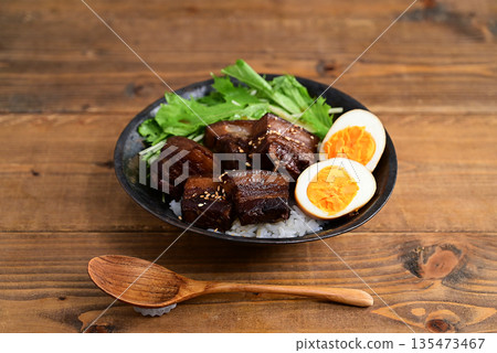 Tonpororo rice bowl 135473467